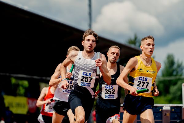 Jens Mergenthaler (StG Heilbronn-Weinstadt-Winnen), Hannes Braunstein (SC DHfK Leipzig e.V.), Marc Tortell (Athletics Team Karben) am 29.05.2022 waehrend der Deutschen Meisterschaften Langstaffel im Otto-Schott-Sportzentrum in Mainz